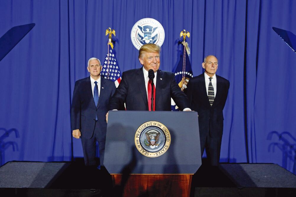 El presidente Donald Trump (centro), el vicepresidente Mike Pence (izq.) y el secretario de Seguridad Nacional, John Kelly (JONATHAN ERNST. REUTERS)