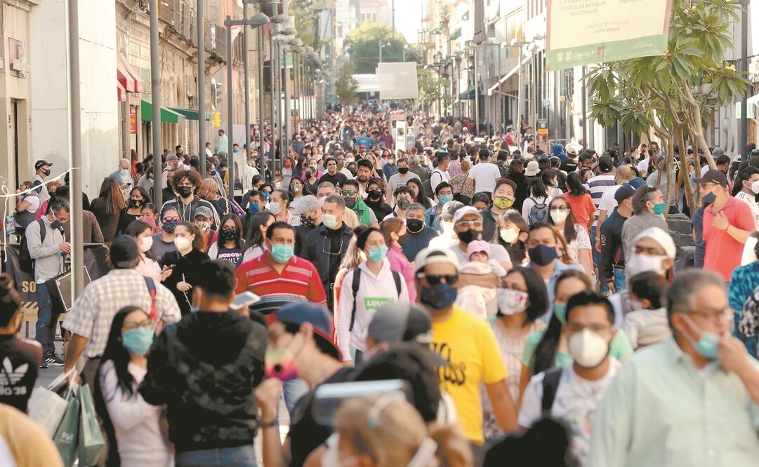 Cientos de capitalinos transitan por Madero, una de las calles más populares del Centro Histórico. Foto: Juan Boites. EL UNIVERSAL