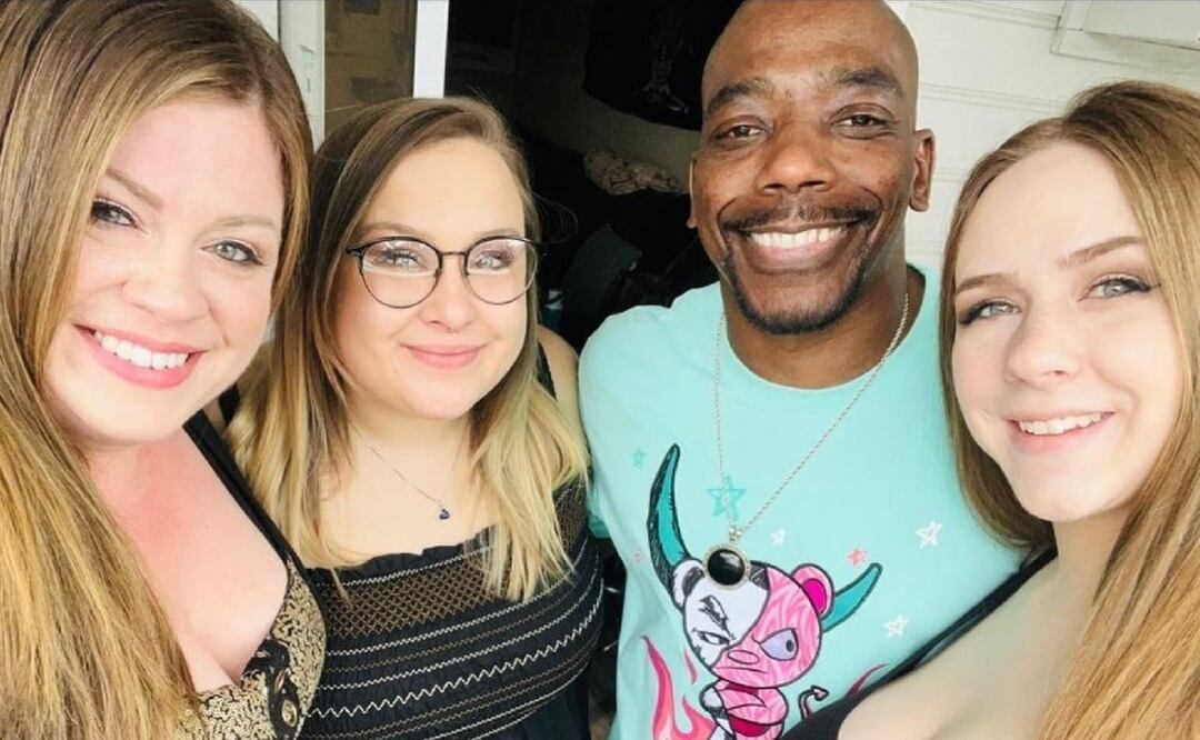 Nick Davis junto a sus esposas April, Jennifer y Danielle. FOTO: Instagram: @the.davis.family_official.page