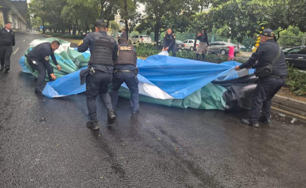 Los policías retiraron la lona a un costado del Periférico.
Foto: Especial.