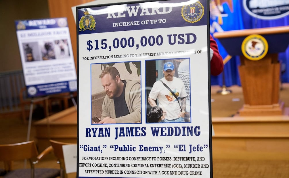 19 DE NOVIEMBRE: Se puede ver un cartel con la recompensa por la detención de Ryan James Wedding tras una rueda de prensa en la que se anunció la acusación formal del exesquiador olímpico Ryan Wedding, acusado de asesinato y blanqueo de capitales en relación con una organización de tráfico de drogas, en el Departamento de Justicia el 19 de noviembre de 2025 en Washington, D.C. Foto: Andrew Harnik / AFP