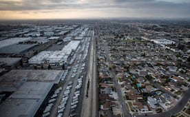 Ordenan desalojo de 50 mil personas por explosión de tanque químico en California; no se reportan heridos 