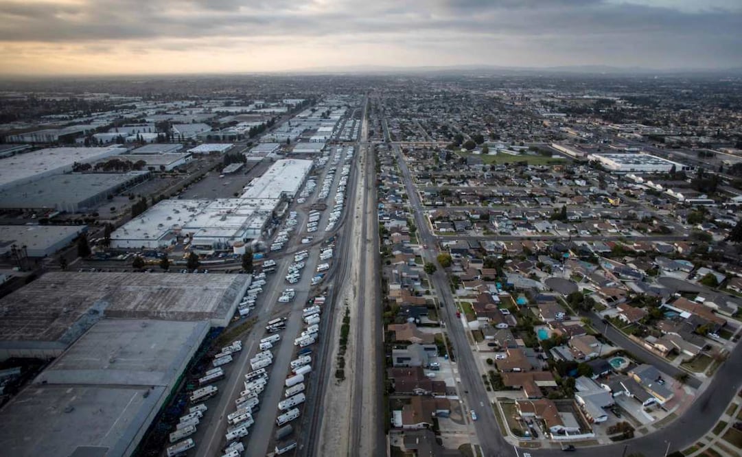 Vista aérea del agua rociada sobre un tanque sobrecalentado de 34 mil galones (a la izquierda) en GKN Aerospace el 23 de mayo de 2026 en Garden Grove, California. Un tanque averiado en una planta aeroespacial tiene el potencial de provocar una fuga química o una explosión. Un incidente en GKN Aerospace, fabricante de componentes para aeronaves comerciales y militares, activó el sistema automático de rociadores de la planta. Se espera que los investigadores examinen la causa de la peligrosa fuga una vez que el sitio esté completamente estabilizado. Foto: AFP