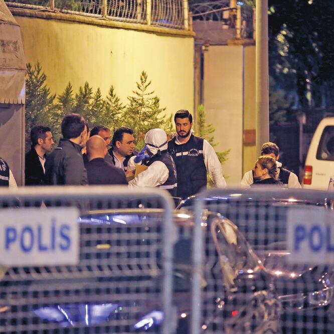 Agentes de la policía turca se preparan para ingresar al consulado de Arabia Saudita en Estambul, donde desapareció el periodista Jamal Khashoggi. (EMRAH GUREL. AP)