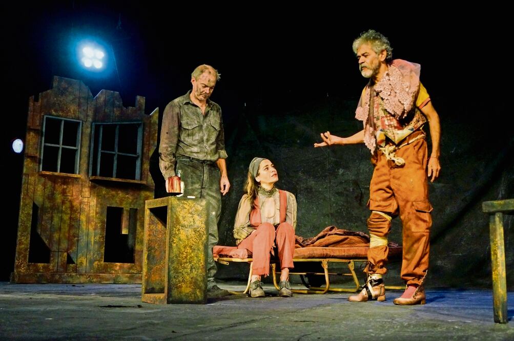 En la puesta en escena Gastón Yanes y Patricia Blanco forman pareja; Mario Zaragoza es un espíritu. Foto: Cortesía