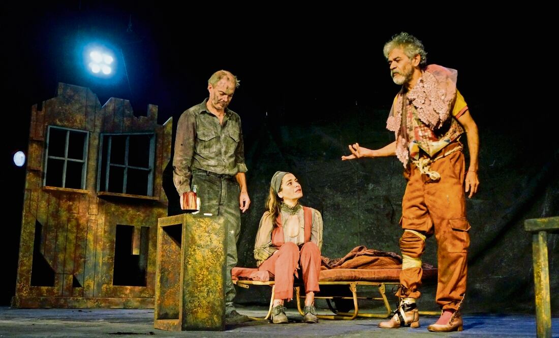 En la puesta en escena Gastón Yanes y Patricia Blanco forman pareja; Mario Zaragoza es un espíritu. Foto: Cortesía