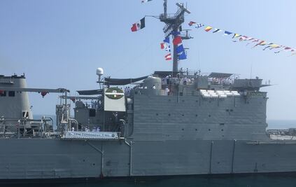 Peña Nieto deposita corona floral en memoria de marinos caídos