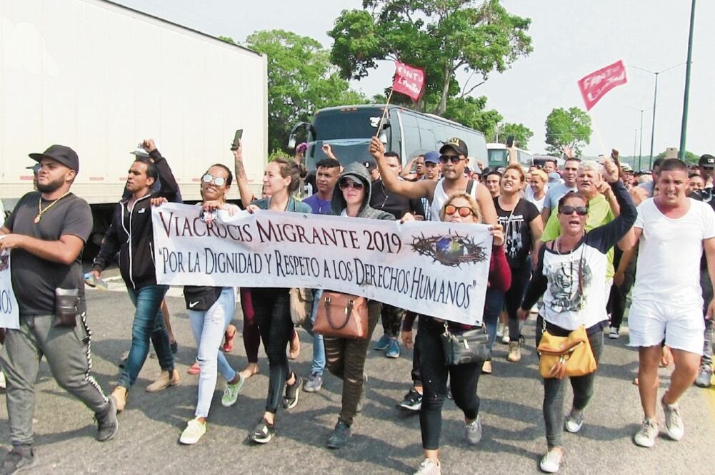 Unos 300 migrantes cubanos participan en la caravana Viacrucis del Migrante 2019, Por la Dignidad y el Respeto a los Derechos Humanos. / MA. DE JESÚS PETERS. EL UNIVERSAL