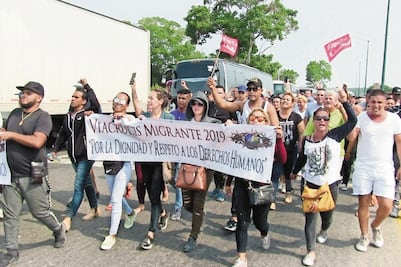 Frenan caravana de migrantes cubanos