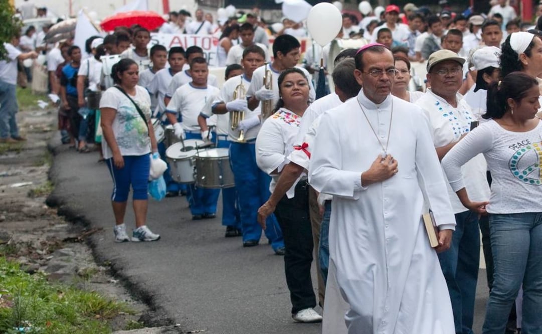 Gregorio Rosa Chavez participa en marcha contra la violencia en el municipio de Mejicanos, en El Salvador, en 2010 (Foto: AP)