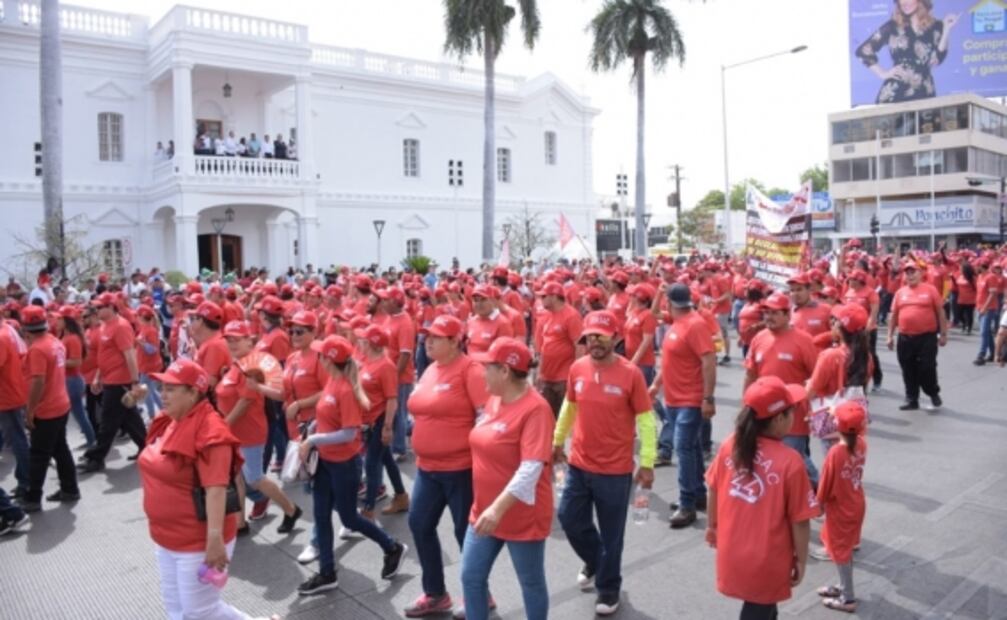 Marchan en estados con motivo al Día del Trabajo 