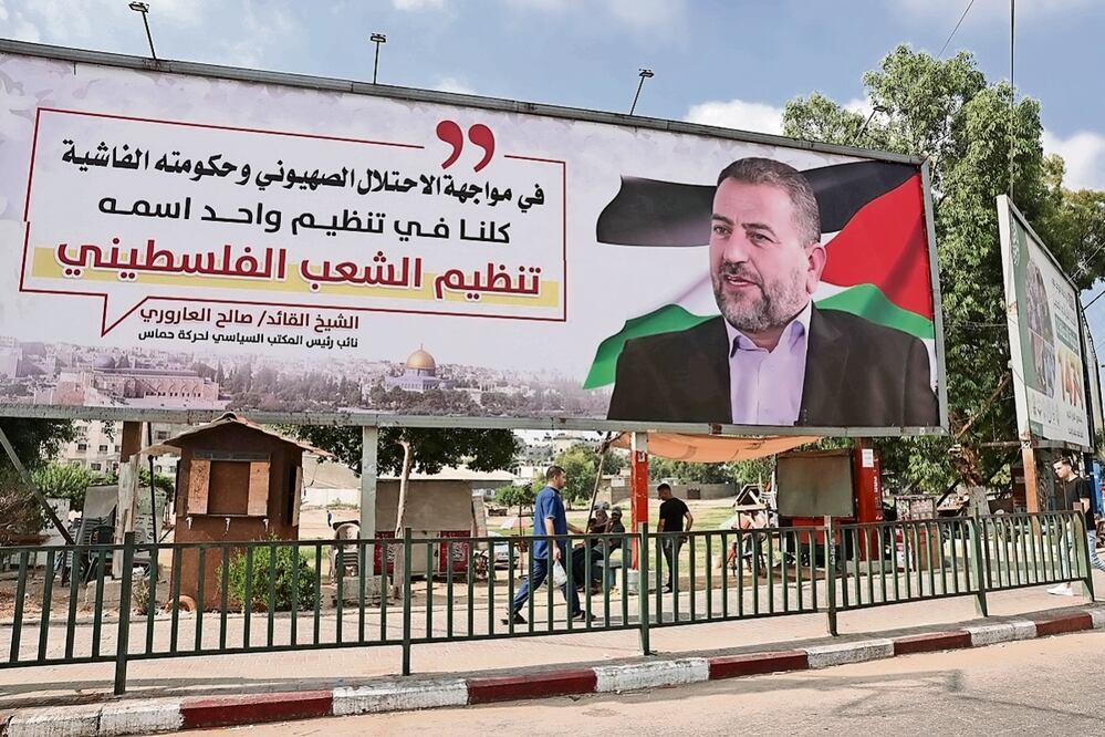Un anuncio con Saleh al-Arouri, un alto líder del movimiento palestino Hamas, en Gaza. Foto: Mohammed Abed / AFP