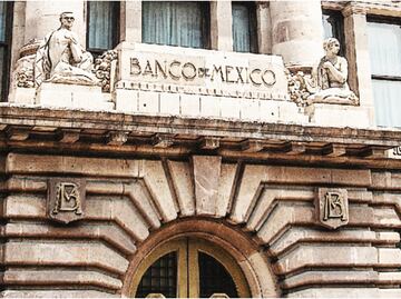 Banxico anuncia nuevos servicios de pago por medio del celular y para remesas