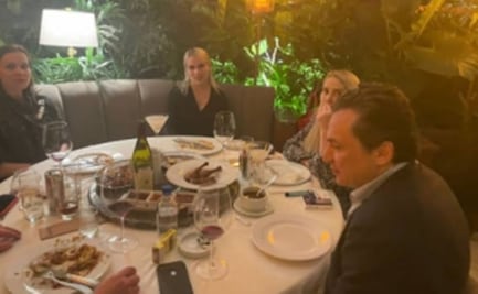 Emilio Lozoya y la vez que fue llevado a la cárcel por el pato pekinés del restaurante Hunan