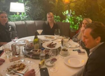 Emilio Lozoya y la vez que fue llevado a la cárcel por el pato pekinés del restaurante Hunan