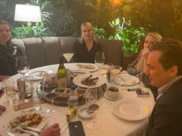 Emilio Lozoya y la vez que fue llevado a la cárcel por el pato pekinés del restaurante Hunan