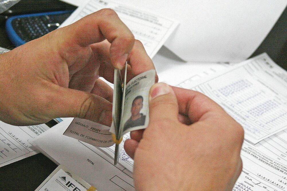 Procedimiento. Las listas del PRI se cotejaron con la base de datos del padrón electoral, indicó el INE. Foto/ Archivo El Universal