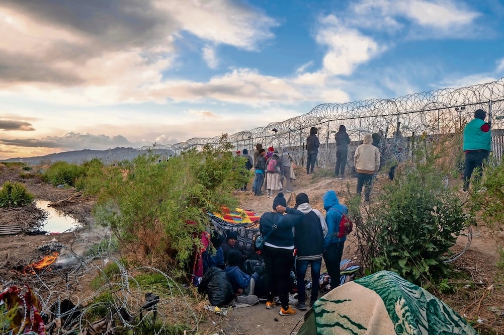 Migrantes esperan juntos en el lado estadounidense del río Grande (Bravo), en El Paso, Texas. Foto: Brandon Bell / AFP