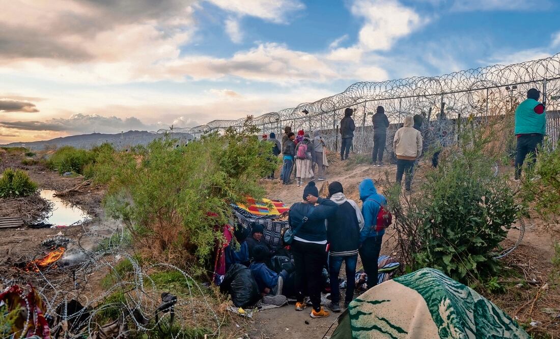 Migrantes esperan juntos en el lado estadounidense del río Grande (Bravo), en El Paso, Texas. Foto: Brandon Bell / AFP