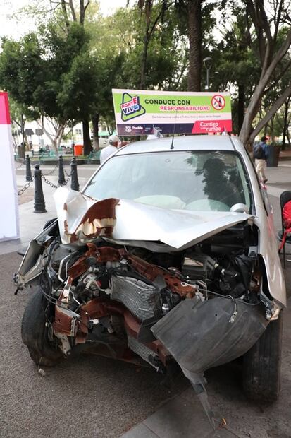 Con autos reales accidentados, realizan campaña contra percances viales en Puebla