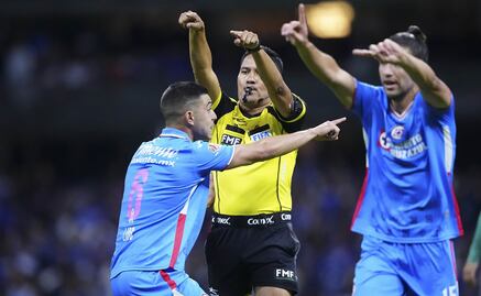 Con polémica arbitral, Cruz Azul avanza a la Liguilla tras vencer al León