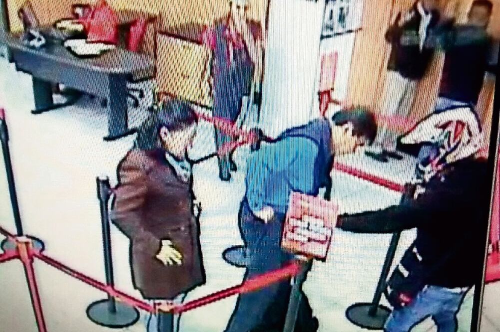 Asaltantes escapan. Aunque los videos de seguridad captaron el robo, los delincuentes usaban cascos por lo que no pudieron ser identificados (ARCHIVO. EL UNIVERSAL)