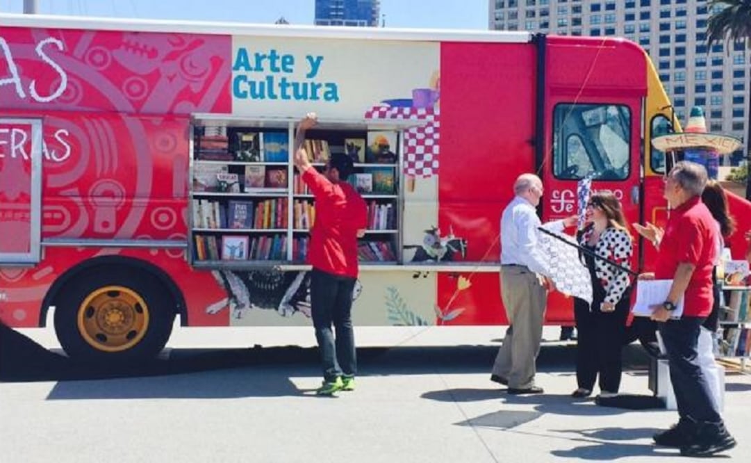 The "Book Truck" rolled out yesterday in San Diego and there are plans for it to visit New York, Chicago, Laredo and Miami. (Photo: Taken from Twitter @JoseCarreno) 