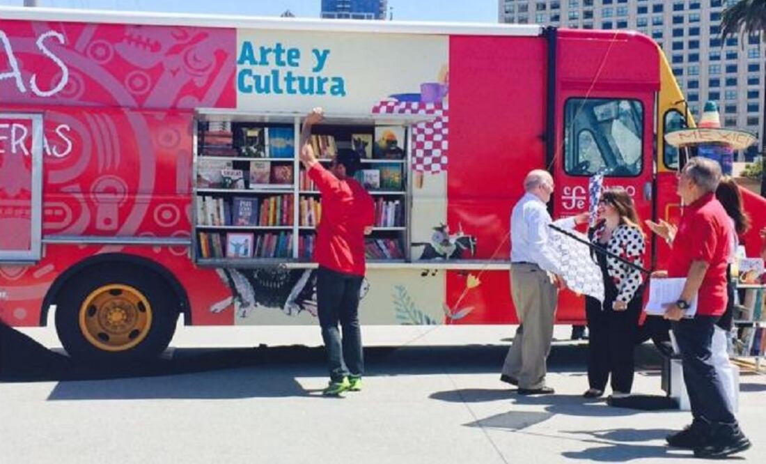The "Book Truck" rolled out yesterday in San Diego and there are plans for it to visit New York, Chicago, Laredo and Miami. (Photo: Taken from Twitter @JoseCarreno)