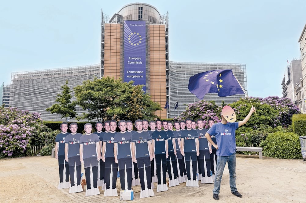 Protesta. Manifestantes se reunieron frente a la sede de la Comisión Europea para expresar su rechazo a Mark Zuckerberg, fundador de Facebook. (XINHUA)