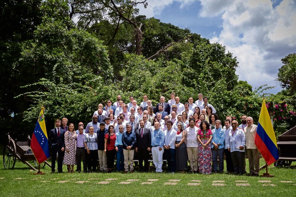 Las delegaciones de paz del gobierno de Colombia, del Ejército de Liberación Nacional y observadores internacionales, en el marco del ciclo de conversaciones en Caracas. Foto: Yuri Cortez / AFP