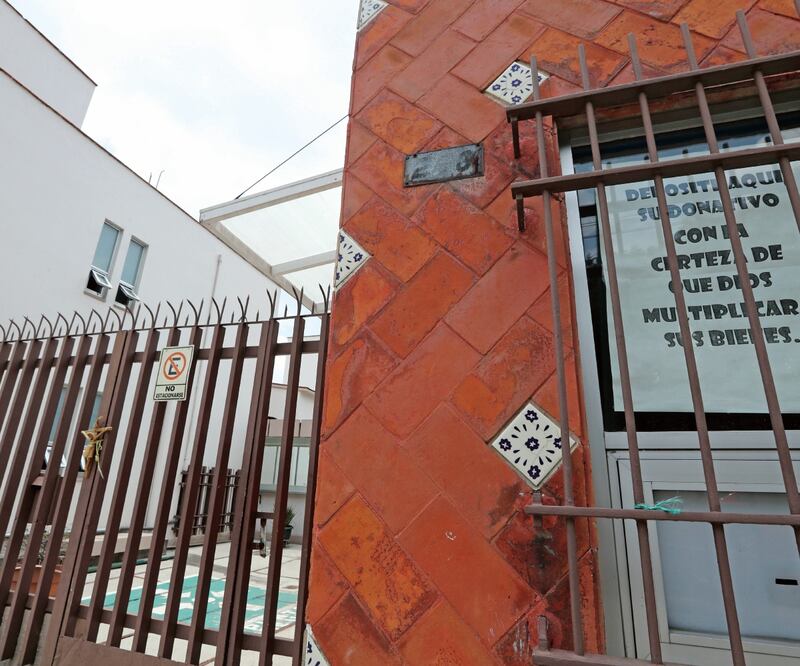 Las personas dejan sus insumos en un lugar donde no tienen contacto con los abuelitos. JORGE ALVARADO. EL UNIVERSAL