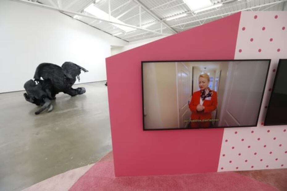 Yoshua Okón cuestiona el consumo perpetuo