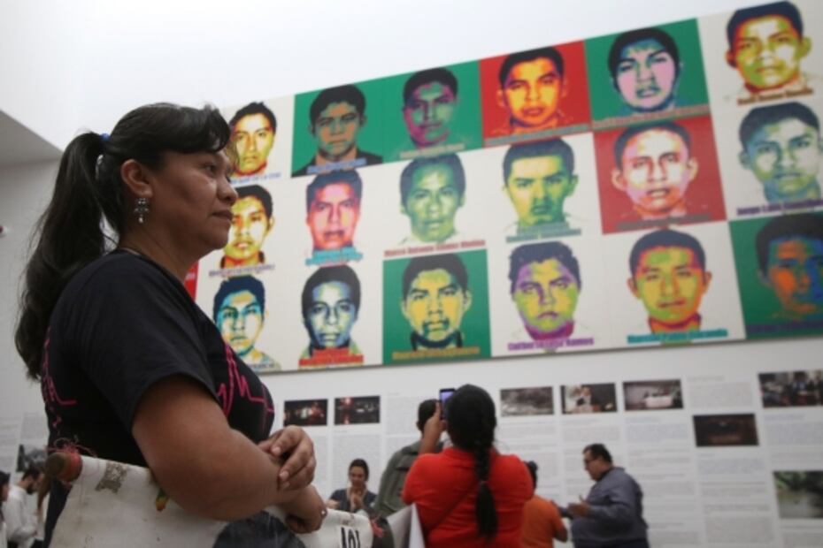 Familias de los 43 normalistas desaparecidos visitan muestra de Ai Weiwei