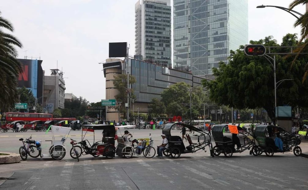 Alrededor de 50 conductores de bicitaxis realizan una movilización rumbo al Zócalo capitalino. | Foto: Valente Rosas.
