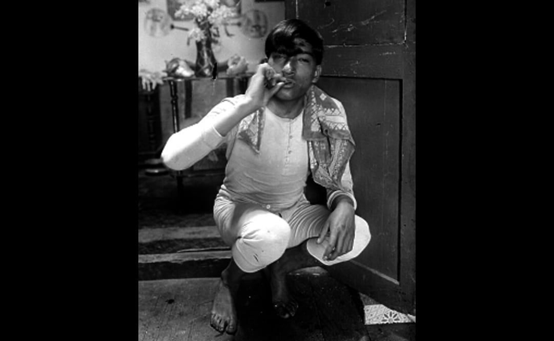Adolescente fumando marihuana en 1925. Foto: Colección Archivo Casasola/ Mediateca INAH