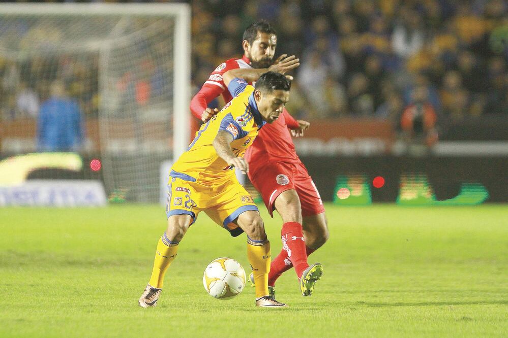 Javier Aquino batalló para superar a la zaga visitante, cuando lo hizo le cometieron un penalti que falló Juninho (ALFREDO LÓPEZ.JAM MEDIA)