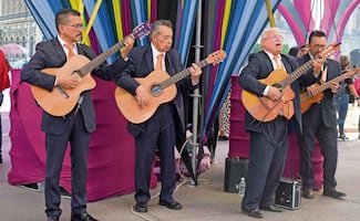 Decenas de parejas gozan del Jardín del Buen Amor 