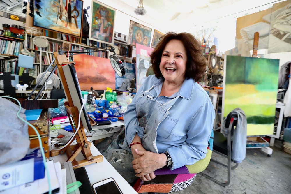 Mujeres pintan con su cuerpo contra el cáncer