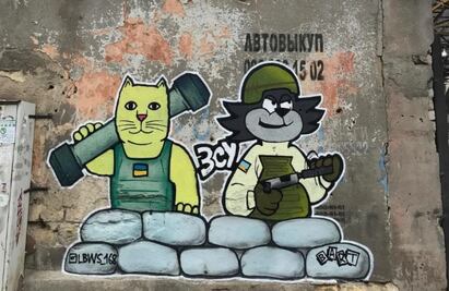 Con "gatos patriotas", grafiteros retratan la guerra en Ucrania
