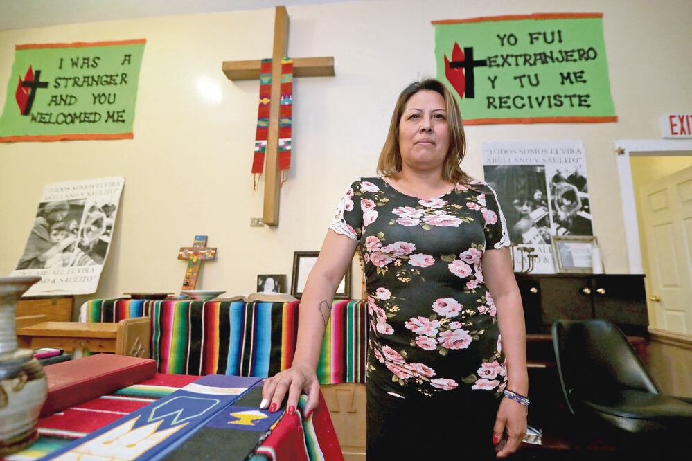En la Iglesia Metodista Unida Adalbert, en el 2716 W. Division St., Francisca Lino lucha para permanecer en la Unión Americana. (FOTOS: LUIS CORTÉS)
