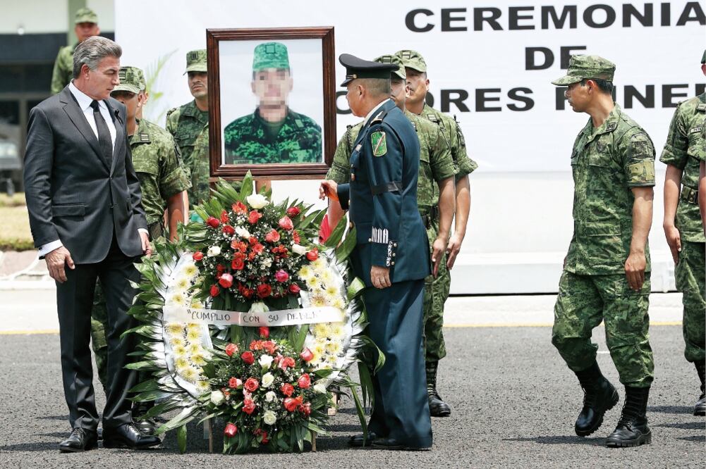 El gobernador de Puebla, Antonio Gali Fayad y Juan Manuel Rico Gámez, comandante de la Sexta Región Militar, hicieron una guardia de honor en los féretros de los soldados caídos en cumplimiento de su deber. (ARIEL OJEDA. EL UNIVERSAL)