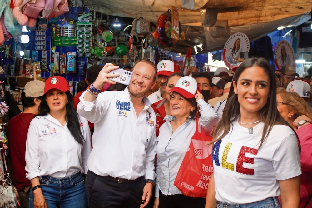 En su recorrido, Santiago Taboada convivió con comerciantes del barrio de Tepito, quienes le solicitaron su ayuda y protección por las injusticias que sufren del gobierno. Foto: de Luis Camacho. El Universal