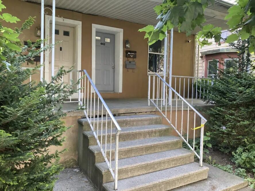 Restos de cinta policial cuelgan de la barandilla afuera de una casa luego de un tiroteo en Lebanon, Pennsylvania, el miércoles 31 de mayo de 2023. Foto: AP