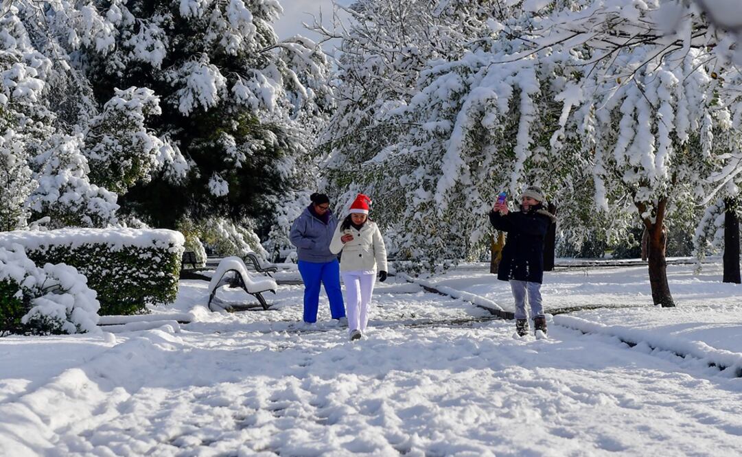 Parque cubierto de nieve en Saltillo, Coahuila, el pasado 8 de diciembre de 2017. Foto Archivo/EFE