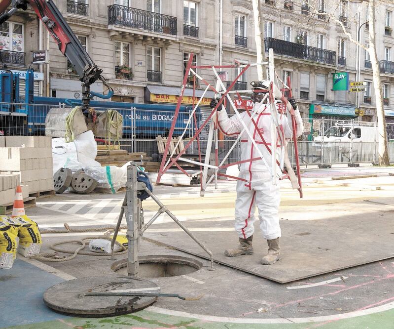 Un hombre con un traje protector trabaja en una calle en París. Francia sufrió en las últimas 24 horas un total de 499 muertes por coronavirus, un récord desde el inicio de la pandemia, que deja el saldo en 3 mil 523 defunciones. JOEL SAGET. AFP