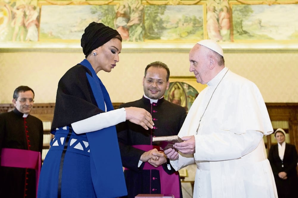 El papa Francisco intercambia regalos con Moza bint Nasser, jequesa de Catar, a quien recibió ayer en audiencia privada en El Vaticano (ALESSANDRA TARANTINO. EFE)
