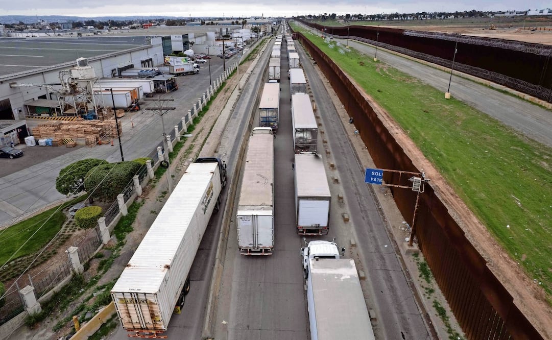 Desde hace días se observan largas filas de camiones mexicanos esperando ingresar a Estados Unidos en la Garita de Otay, en Tijuana. Foto: Guillermo Arias / Archivo AFP