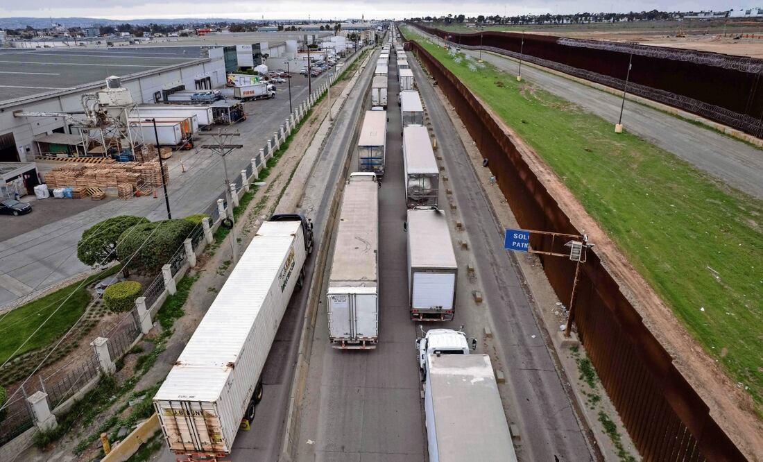 Desde hace días se observan largas filas de camiones mexicanos esperando ingresar a Estados Unidos en la Garita de Otay, en Tijuana. Foto: Guillermo Arias / Archivo AFP