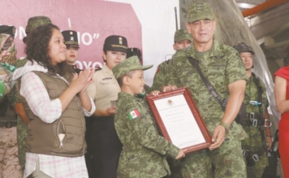Niño con cáncer es soldado honorario por un día