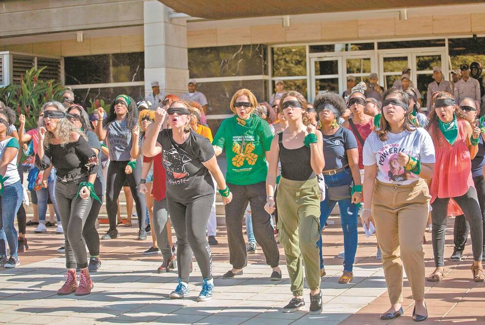 Cientos de dominicanas participaron ayer en el performance Un violador en tu camino, para protestar contra la violencia machista. Foto/ERIKA SANTELICES. AFP